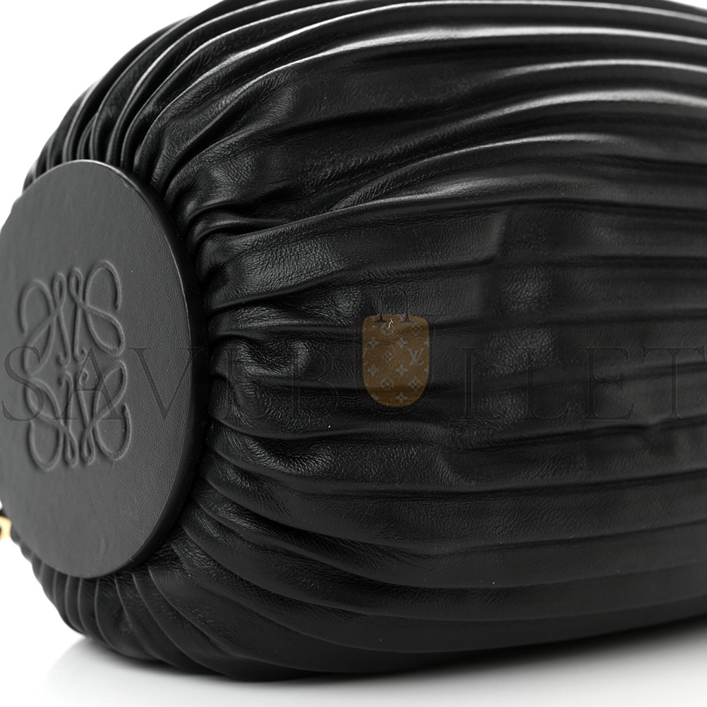 l*ew* lambskin pleated bracelet pouch shoulder bag black (25*9*9cm)