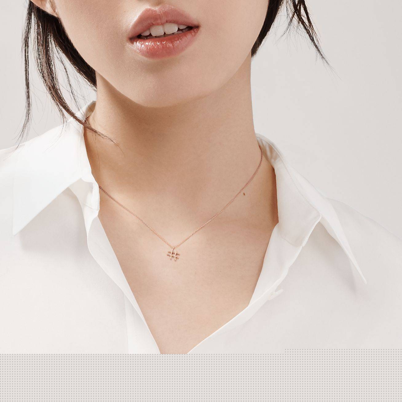 T*f*ny  palomas graffiti small hashtag pendant in 18k rose gold, 16